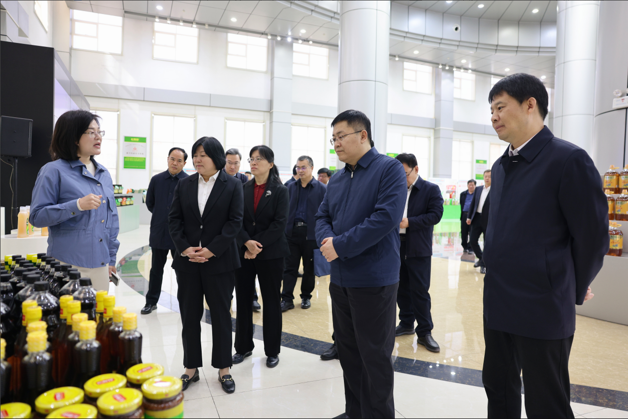 濱州市“首批國家互聯(lián)網(wǎng)信息辦公室網(wǎng)絡(luò)立法聯(lián)系點”建設(shè)推進會議與會領(lǐng)導(dǎo)來山東三星集團調(diào)研